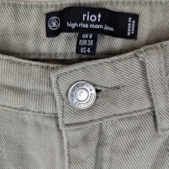 Missguided Riot High Rise Mom Jeans Khaki - Picture 5 of 8
